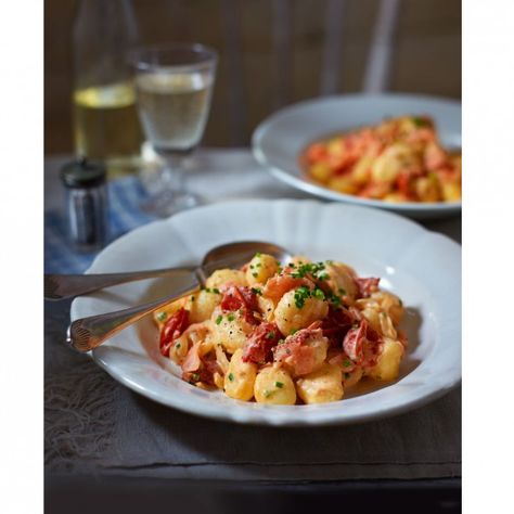 Mother's Day Recipes: Smoked salmon and vodka gnocchi - See more recipes like this at goodhousekeeping.co.uk Vodka Gnocchi, Salmon Pasta Bake, Healthy Salmon Burgers, Salmon Tacos Recipe, Salmon Risotto, Gnocchi Recipes Easy, Salmon Noodles, Salmon Stir Fry, Best Salmon Recipe