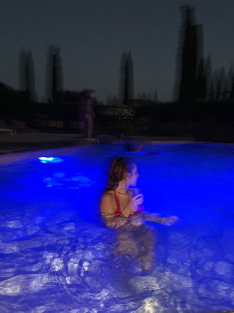 #aesthetic #photography #night #party #pool Waterpark Poses Photo Ideas, Girl In Pool Night, Night Time Pool Pictures, Night Pool Party Aesthetic, Night Pool Photoshoot, Night Pool Pictures, Pool Night Pictures, Night Swimming Aesthetic, Pool Shoot