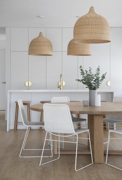 Coastal Dining Room, Wicker Pendant Light, Interior Boho, Coastal Dining, Interior Design Per La Casa, Ideas Hogar, White Chair, Dining Room Inspiration, Dining Room Design