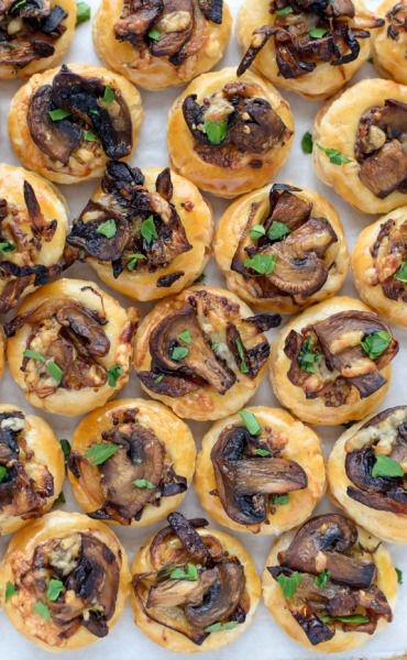 Mushroom Puff Pastry, Baked Spinach Dip, Puff Pastry Bites, Mushroom Bites, Pastry Bites, Blue Cheese Recipes, Puff Pastry Appetizers, Pastry Appetizer, Whipped Goat Cheese