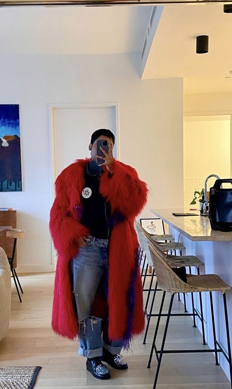 Londongirlinnyc Style, Casual Fur Coat Outfit Street Chic, Colorful Fur Coat Outfit, Brown Fur Coat Outfit Street Style, Eccentric Outfits, Chic Red Fur Coat For Fall, Rihanna Fur Coat Outfit, Brunch Outfit Winter, Chic Clothing Style