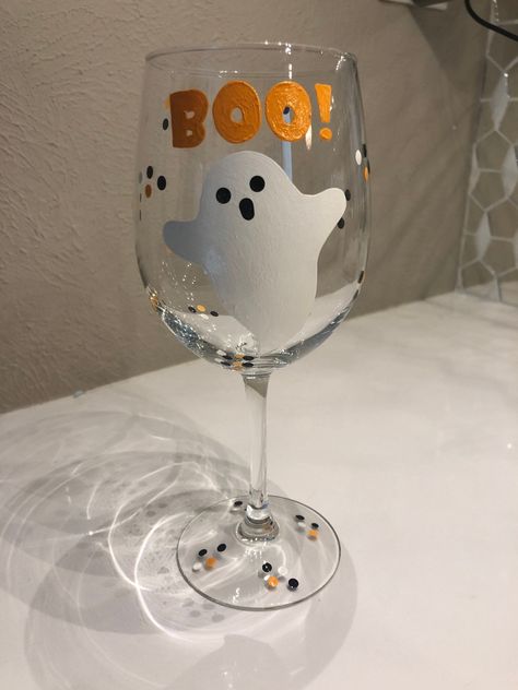 Ghost Wine Glasses, Spooky Wine Glasses, Halloween Wine Glasses Diy Painted, Wine Glass Painting Ideas Halloween, Halloween Painted Wine Glasses, Halloween Glass Painting, Fall Painted Wine Glasses, Fall Wine Glass Painting, Halloween Wine Glass Painting