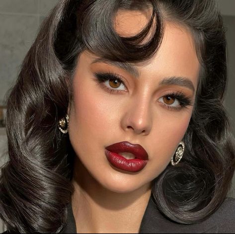 Mob Wives Makeup, Dark Skin Makeup Red Lips, Red Lipstick Brown Skin, Wonder Woman Aesthetic, 2025 Goals, Feminine Makeup, Wedding October, Dark Red Lips, Essence Makeup