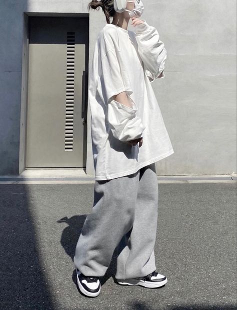 90s Oversized Outfit, Sweatpants And Oversized Shirt, Baggy Sweats Outfit, Oversized Outfit Women, White Sweats Outfit, Lazy Outfit Ideas, Outfit Ideas Korean, Baggy Outfit Ideas, Korean Fits