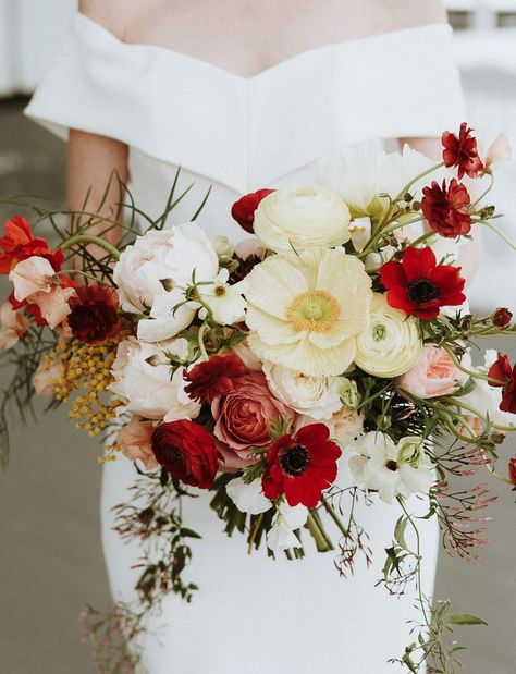 red winter poppy bouquet- Winter wedding inspiration on Green Wedding Shoes that's filled with beautiful florals, vibrant and bright colors like coral, red, pink and yellow and a glam Old Hollywood vibe for the bride and groom. #winterwedding #colorfulwedding #weddingcolors #weddingideas #winterweddinginspiration Glam Winter Wedding, Christmas Wedding Bouquets, Bouquet Champetre, Poppy Bouquet, Red Bouquet Wedding, Wedding Ceremony Ideas, Winter Wedding Bouquet, Red Bouquet, Winter Bouquet