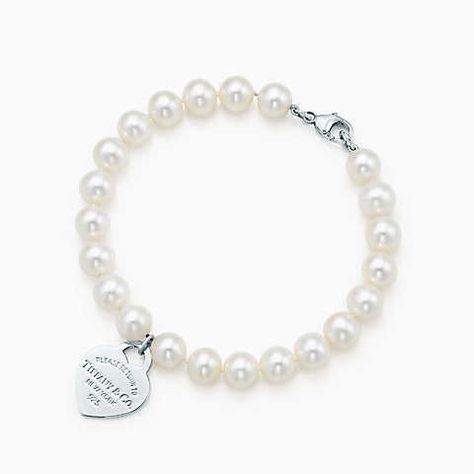 Return to Tiffany® small heart tag in silver on a freshwater pearl bracelet. Tiffany And Co Bracelet, Tiffany Bracelets, Return To Tiffany, Stackable Bangles, Heart Tag, Freshwater Pearl Bracelet, Birthday Wishlist, Jewelry Lookbook, Tiffany And Co