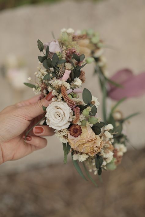 In this crown, green, white, natural shades were used with intensity. One of the floral crowns we recommend for bride-to-be who like remarkable photos.  Pleasing to the eye is a crown with a nice harmony. Ideal for brides who like bohemian and naturalness. There are time-arranged versions of the product in the photos.  Each crown is 90% similar in appearance. Since some products are in our hands seasonally, alternative flowers can be used instead. Length: 19,70 inch / 50cm Width: 3,94 inch / 10 Bridal Flower Headband With Veil, Wedding Flower Crown, Boho Floral Crown, Wedding Hair Flower Crown, Bridal Flower Headband, Floral Crown Wedding, Bridal Hair Headpiece, Floral Accessories Hair, Bridal Flower Crown