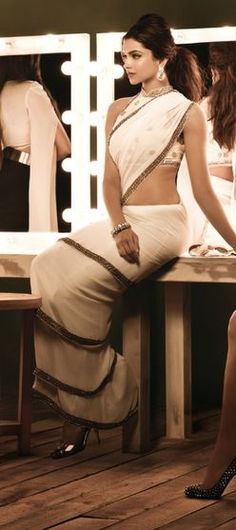 image Retro Style Saree Draping, 60s Bollywood Fashion, Retro Saree Look, Deepika Padukone Lehenga, ऐश्वर्या राय, Freida Pinto, White Saree, Ghagra Choli, Sari Blouse