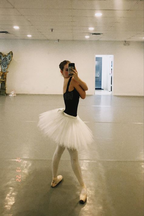 #ballet #aesthetic #ballerina #balletaesthetic Ballerina Selfie, Ballet Mirror Selfie, Diy Ballet Barre And Mirror, Ballet Selfie, Ballet Mirror, Pirouette On Pointe, Ballet Selfie Mirror, Ballet Reality Aesthetic, White Tutu