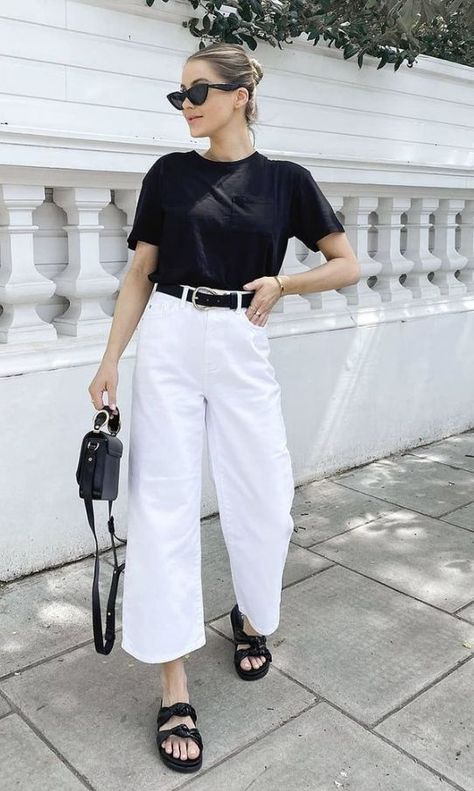 a contrasting minimalist outfit with a black t shirt, white cropped jeans, black sandals and a black bag Nadia Anya, Classy Business Outfits, Business Professional Outfits, Casual Day Outfits, Elegante Casual, Mode Casual, Looks Street Style, Business Professional, Professional Outfits