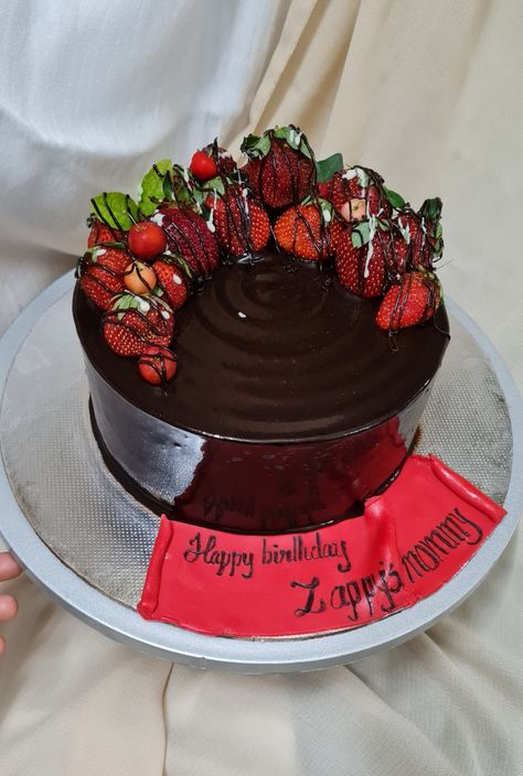 Chocolate truffle cake with strawberry compote filling Simple Chocolate Cake Design, Simple Chocolate Cake, Strawberry Truffle, Truffle Cake, Chocolate Truffle Cake, Chocolate Cake Designs, Cake With Strawberry, Strawberry Compote, Easy Chocolate Cake