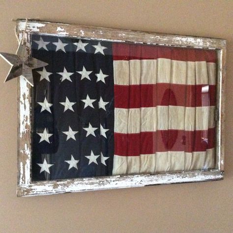 Flag In Window Frame, Framed Flags Ideas, Diy Window Frame, Farmhouse Diys, Old American Flag, American Flag Crafts, Wood Plank Art, Old Window Projects, Plank Art