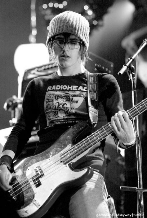 HES WEARING A RADIOHEAD SHIRT Mikey Way, Bass, Guitar, On Twitter, Twitter