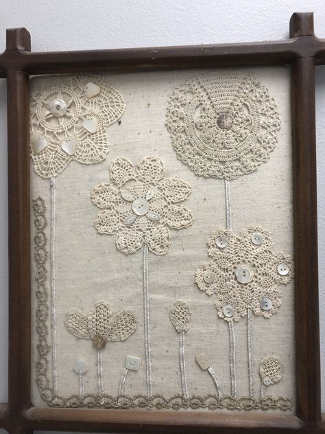 Doilies In Picture Frames, Tapestry Ideas Diy, Doily Upcycle Repurposed, Things To Make With Doilies, Dollies Crafts Diy, Crafts With Doilies Ideas, Vintage Doily Crafts, Doileys Repurposed Diy, Crafts With Lace