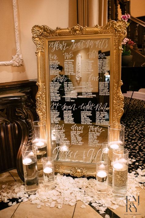 Seating Arrangement Wedding Display, Antique Gold Wedding Decor, Mirrored Centerpieces Wedding, Quince Seating Chart, Classy Wedding Ideas Decor, Wedding Decorations Vintage Elegant, Seating Chart With Candles, Vintage Wedding Seating Chart, Vintage Mirror Seating Chart Wedding