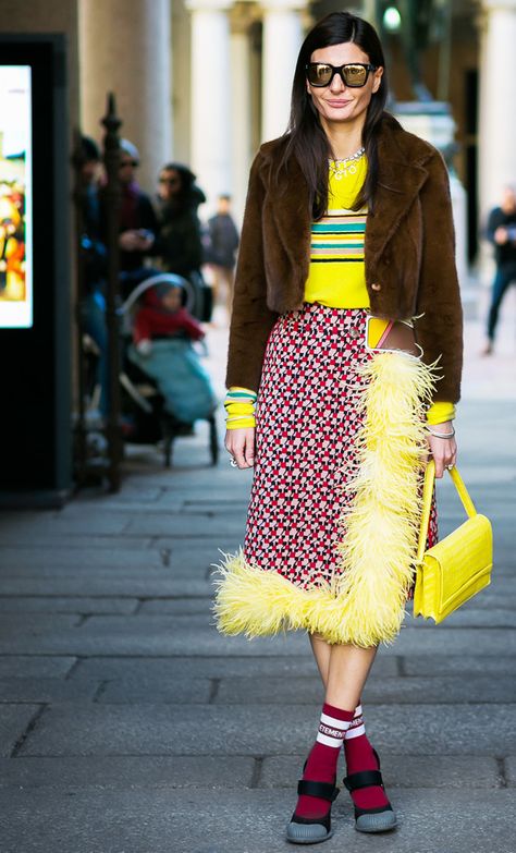 In need of a romantic look for spring? Here's why you should try the feather trend. Yellow Bag Street Style, Giovanni Battaglia, Feminine Street Style, 2017 Street Style, Giovanna Battaglia Engelbert, Knit Stripes, Pattern Outfits, Giovanna Battaglia, Dramatic Style