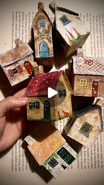 Paper Mache Houses Decorated, Paper Mache Houses Christmas, Cartapesta Ideas, Paper Houses Diy, Paper Mache House, Papercraft House, Paper Mache Art Projects, Cardboard Art Projects, Cardboard Box Houses