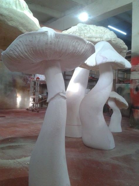 Polystyrene Craft, Casa Dos Hobbits, Bühnen Design, Foam Sculpture, Styrofoam Art, Foam Carving, Foam Factory, Giant Mushroom, Mushroom Crafts