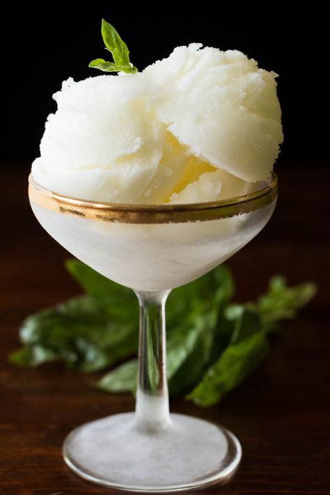 Lemon Sorbet: Easy, Elegant, and Refreshing Lemon Sorbet Recipe, Lemon Curd Dessert, Hemgjord Glass, Sorbet Is, Sorbet Ice Cream, Palate Cleanser, Lemon Sorbet, Dessert Aux Fruits, Sorbet Recipes