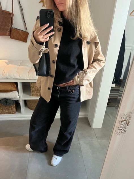 Rainy Day Cozy, Fall Fashion 2023, Uni Outfit, Chic Capsule Wardrobe, Black Pants Outfit, Cold Fashion, Mode Zara, Skandinavian Fashion, Uni Outfits