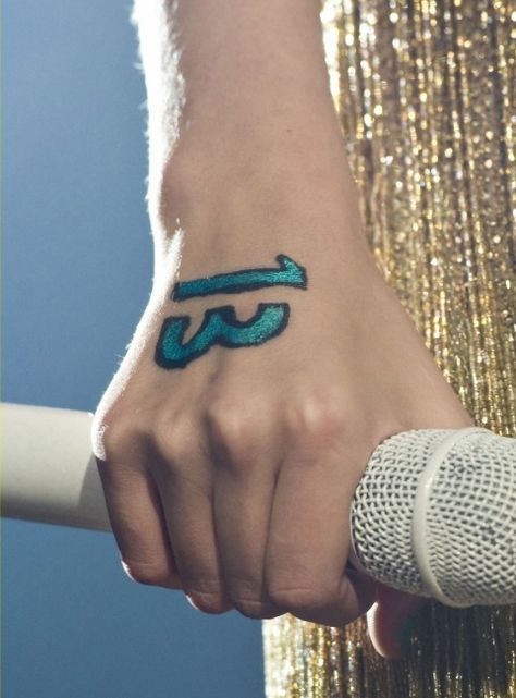 Day 13: 13- the thirteen on her hand <3 Future Concert, Colorful Bead Bracelets, Taylor Outfits, Taylor Swift Speak Now, Taylor Swift Fearless, Taylor Swift Music, All About Taylor Swift, Baby Tattoos, Taylor Swift Concert