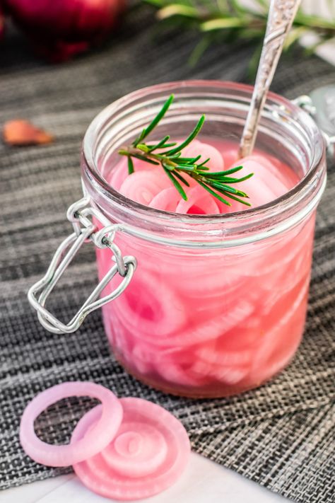 The Easiest Fermented Red Onion - Written By Vegan Fermented Onions Recipe, Fermented Red Onions, Fermented Vegetables Recipes, Vegan Starters, Fermentation Recipes, Fermented Vegetables, Sushi Sandwich, Homemade Burgers, Bean Burger