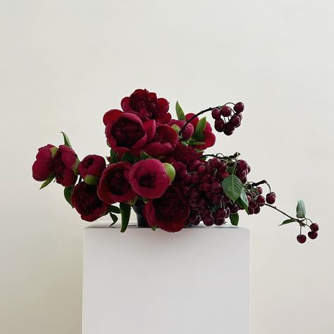 Lisa Cooper, Red Flower Arrangements, Christmas Wedding Centerpieces, Vertical Garden Plants, Wedding Collage, Unique Bouquet, Wedding Flower Inspiration, Bouquet Arrangements, Table Flowers