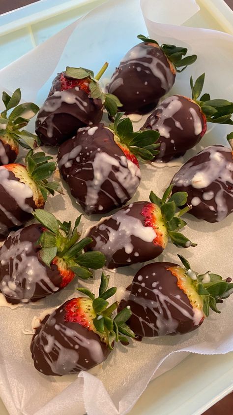 Chocolate Covered Fruit, Snack Craving, Tastemade Recipes, Cute Snacks, Sugary Food, Healthy Food Motivation, Chocolate Strawberry, Chocolate Strawberries, Cooking Recipes Desserts