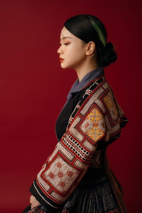 Hmong Traditional Clothing, Hmong Photoshoot, Tribe Fashion, Hmong Fashion, Animal Line Drawings, Ancient Vietnam, Vietnamese Clothing, Hmong Clothes, Folk Clothing