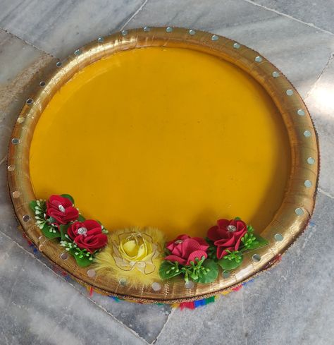 Haldi Dish Decoration, Haldi Thali Decoration Ideas At Home, Haldi Dish Decoration Ideas, Rakhi Plate, Haldi Plate, Mehendi Platter, Karwachauth Thali, Exhibition Drawing, Rakhi Thali