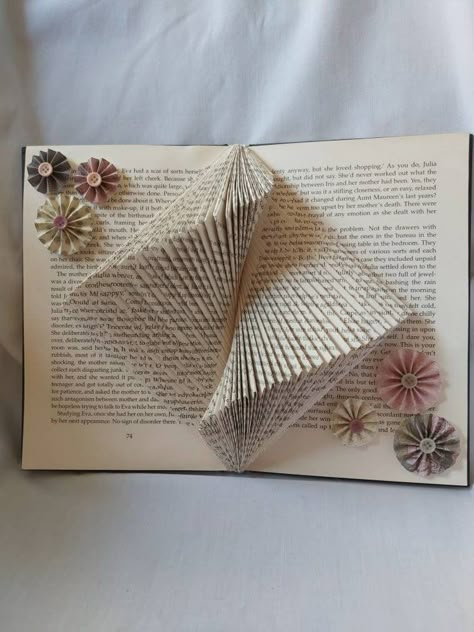 Upcycled Books Crafts, Book Folding Art, Book Art Sculptures, Page Crafts, Old Book Crafts, Recycled Books, Book Crafts Diy, Book Wall Art, Book Page Crafts