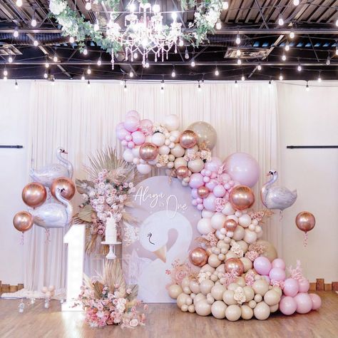 Balloons By Dina on Instagram: “Soft and elegant for this Swan 🦢 Themed 1st Birthday. With @luxuryeventdecor_ @balloonsbydina @szainphotography” Swan Balloon Garland, Swan One Birthday, Swan Birthday Party Decoration, Swan Baby Shower Theme, Birthday Swan Theme, Swan Party Theme, Swan Birthday Theme, Swan Theme Birthday Party, Swan 1st Birthday Party