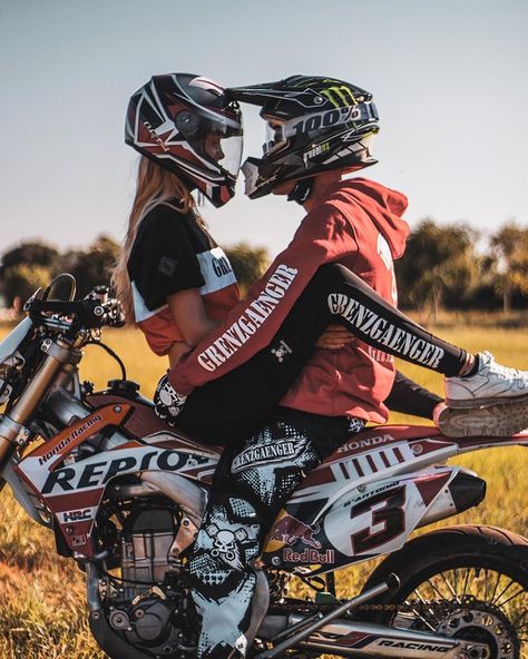 Dirt Bike Couple, Motocross Couple, Motorcycle Couple Pictures, Love Motorcycle, Mother And Daughter Drawing, Motorcycle Guy, Girlfriend And Boyfriend Goals, Bike Couple, Motorcycle Couple