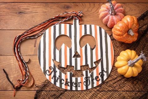 This Dollar Tree wood pumpkin DIY is easy and inexpensive to do for Halloween or fall decor! I'll show you how to decorate on a budget. Dollar Tree Wood Pumpkin, Popsicle Sticks Halloween Crafts, Dollar Tree Halloween Crafts, Wood Pumpkins Diy, Halloween Party Table Decorations, Holiday Crafts Halloween, Decorate On A Budget, Halloween Pumpkin Diy, Cheap Fall Decor