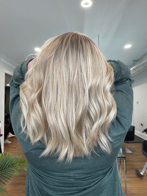 Creamy Blonde Root Smudge, Full Head Blonde Highlights Shadow Root, Heavy Blonde Balayage, Bright Blonde Hair With Shadow Root, Blonde Hair Natural Roots, Blonde Baddie, Shadow Root Blonde, Bombshell Blonde, Fancy Updos