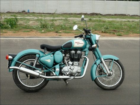 Classic turquoise motorcycle Green Motorcycle, Enfield Motorcycle, Enfield Classic, Royal Enfield Bullet, Vintage Bikes, Vintage Motorcycle, Royal Enfield, Blue And Green, White Vintage