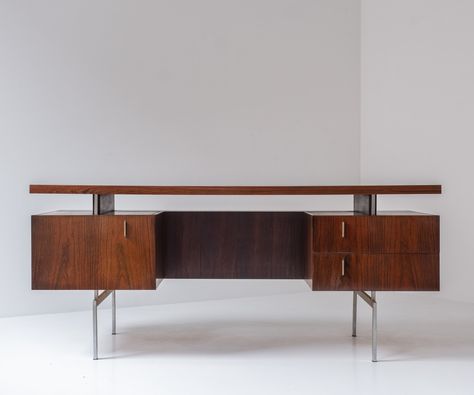 Listed on VNTG.com: Extraordinary executive desk in rosewood, 1950's | #vntg #vintage Midcentury Desk, Executive Office Design, Loose Furniture, Timber Shelves, Paris Home, Cafe Furniture, Mid Century Desk, Luxury Kitchen Design, Desk Office