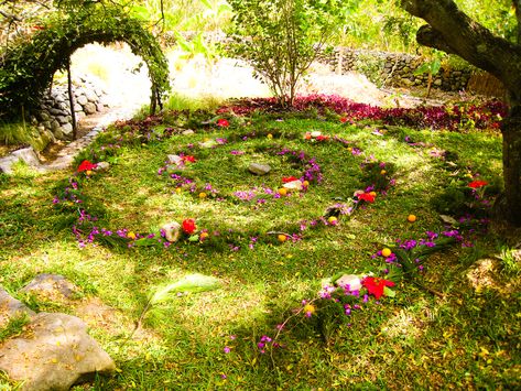 Fairy Ring Garden, Flower Labyrinth, Advent Spiral, Faerie Ring, Labyrinth Garden, Faerie Garden, Spiral Garden, Balkon Decor, Fairy Ring