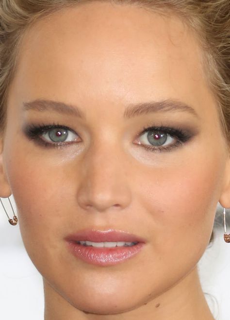 eye makeup - winged lid shadow shape to lift hooded eyes  on Jennifer Lawrence Jennifer Lawrence Makeup, Makeup Hooded Eyes, Glittery Hair, Makeup Wings, Glittery Eyeshadow, Pink Eye Makeup, Dramatic Eye Makeup, Hooded Eye Makeup, Eye Makeup Steps