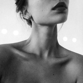 collar bone Neck Drawing Female, Deer Woman, Body Photography, Collar Bone, Foto Poses, Foto Art, Jolie Photo, 인물 사진, White Photo