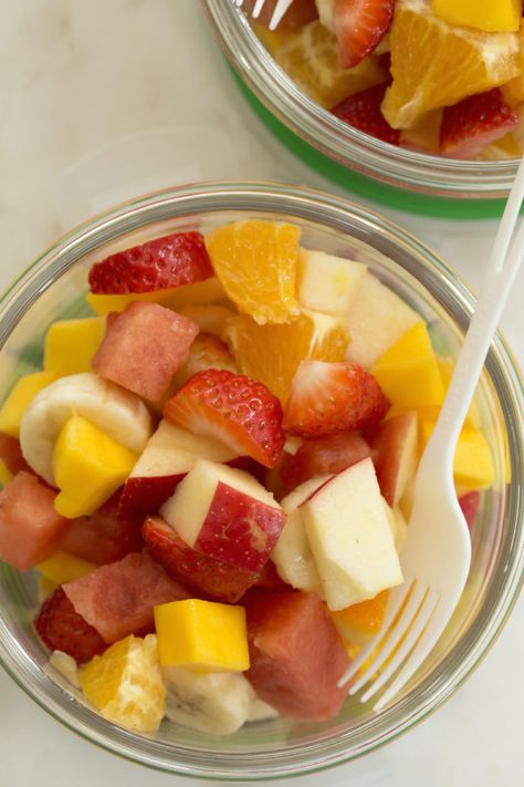 This Packable Fresh Fruit Salad is luscious and sweet and loaded with an army of nutritional benefits.  It makes a perfect side dish to serve at any backyard barbecue and potluck and it also makes a great make-ahead snack to take with you to work or school. Make Ahead Fruit Salad, Fresh Fruit Salad Recipe, Sudanese Food, Food Varieties, Breakfast Fruit Salad, Fruit Drinks Recipes, Blueberry Spinach Smoothie, Harvest Kitchen, Berry Salad