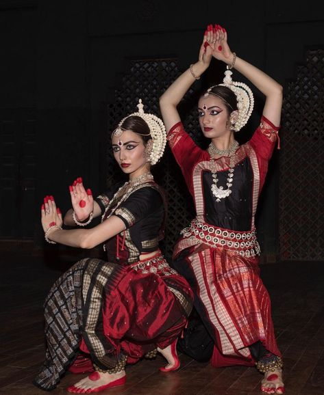 Semi Classical Dance Costume, Arangetram Costumes, Odissi Costume, Duet Poses, Semi Classical Dance, Classical Dance Costume, Odissi Dance, Bharatanatyam Costume, Indian Classical Dancer