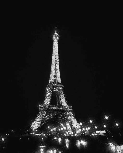 Black Paris Wallpaper Iphone, Black And White Paris Wallpaper, Paris At Night Wallpaper, Paris Trip Outfits, Paris Aesthetic Night Black And White, Eiffel Tower Wallpaper Night, Parisian Life, Living In Paris, Fashion Wall Art