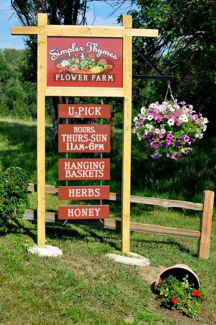 Farm Market Ideas, Papan Menu, Farm Entrance, Vegetable Stand, Cut Flower Farm, Rose Nursery, Farm Business, Farm Store, Flower Business