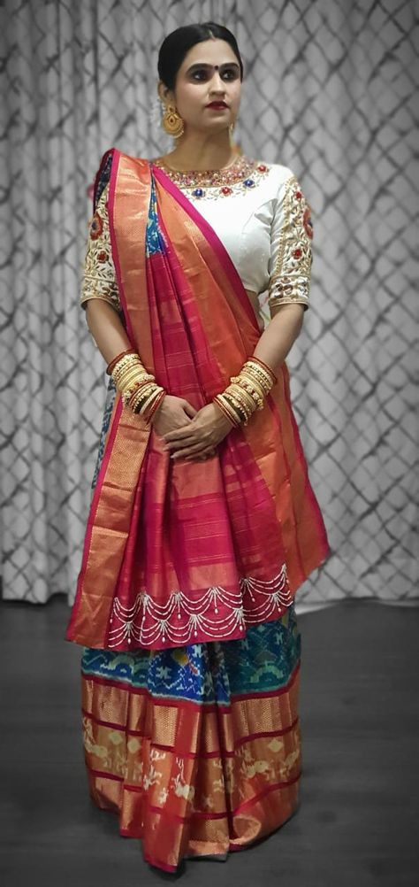 Gujarati Blouse Pattern, Blouse Design For Gujarati Saree, Patola Blouse Pattern, Patoda Sadi Blouse Design, Patoda Sadi Design, Ulta Pallu Saree Style, Sidha Pallu Saree Style, Gujarati Saree Look For Wedding, Blouse For Patola Saree