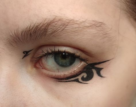 Forehead Makeup Art, Graphic Liner Makeup Black, Line Art Makeup, Artistic Eyeliner, Puppy Liner, Easy Graphic Liner, Eyeliner Art, Funky Makeup, Elegantes Makeup