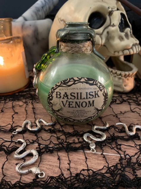 Harry Potter potion, beautiful green Apothecary Bottles Decor, Harry Potter Potions Diy, Harry Potter Potion Bottles, Harry Potter Potion Labels, One Is Fun, Harry Potter Bedroom Decor, Hogwarts Party, Potions Recipes, Halloween Potion Bottles