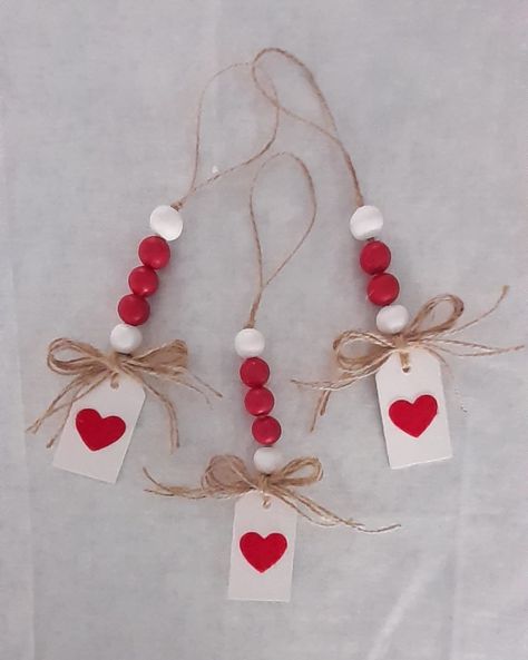 Valentines Day Diy Wood Crafts, Diy Valentine Ornaments Ideas, Valentine's Craft Ideas, Easy Diy Valentines Crafts To Sell, Valentine Ornaments Diy Craft Ideas, Diy Valentines Ornaments, Valentine Keychain Diy, Valentines Day Ornaments Diy, Valentine Ornaments Diy