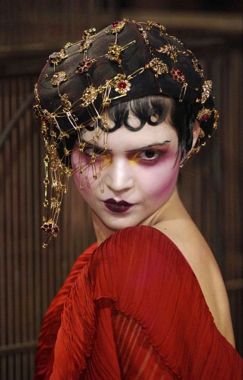 Galliano Dior, Drag Make-up, Avant Garde Makeup, Runway Makeup, Vintage Circus, Poses References, Editorial Makeup, John Galliano, Hair And Makeup