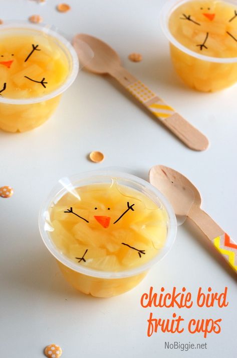 chickie bird fruit cups for an Easter Party - NoBiggie.net Spring Snacks, Easter Snacks, Preschool Snacks, Easter Goodies, School Treats, Fruit Cups, Small Woodworking Projects, Groundhog Day, Easter Time